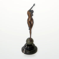 Frauenfigur aus Bronze auf Kugel – Aktfigur von Raymondo