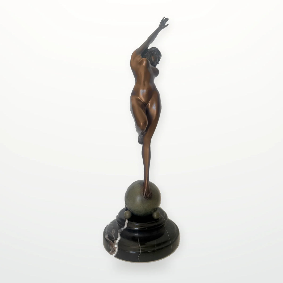 Frauenfigur aus Bronze auf Kugel – Aktfigur von Raymondo