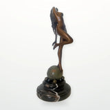 Frauenfigur aus Bronze auf Kugel – Aktfigur von Raymondo
