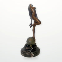 Frauenfigur aus Bronze auf Kugel – Aktfigur von Raymondo