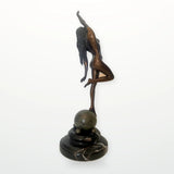 Frauenfigur aus Bronze auf Kugel – Aktfigur von Raymondo