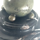 Frauenfigur aus Bronze auf Kugel – Aktfigur von Raymondo