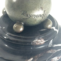 Frauenfigur aus Bronze auf Kugel – Aktfigur von Raymondo