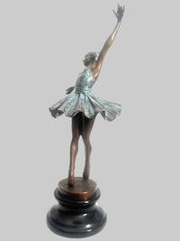 Jugendstil Tänzerin aus Bronze – weitere seitliche Ansicht mit erhobenem Arm und Marmorsockel