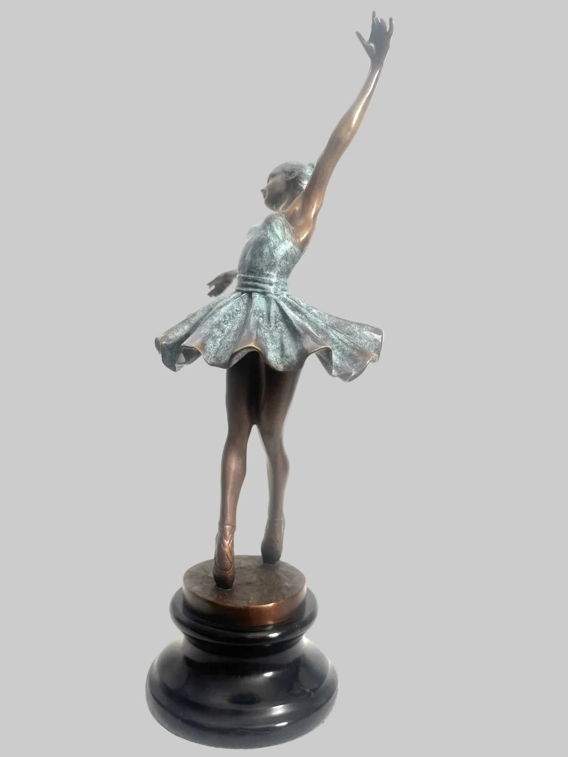 Jugendstil Tänzerin aus Bronze – weitere seitliche Ansicht mit erhobenem Arm und Marmorsockel