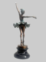 Jugendstil Bronze Tänzerin – Rückansicht mit erhobenem Arm und detailliert gearbeitetem Kleid
