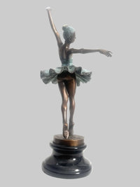 Jugendstil Bronze Tänzerin – Rückansicht mit erhobenem Arm und detailliert gearbeitetem Kleid