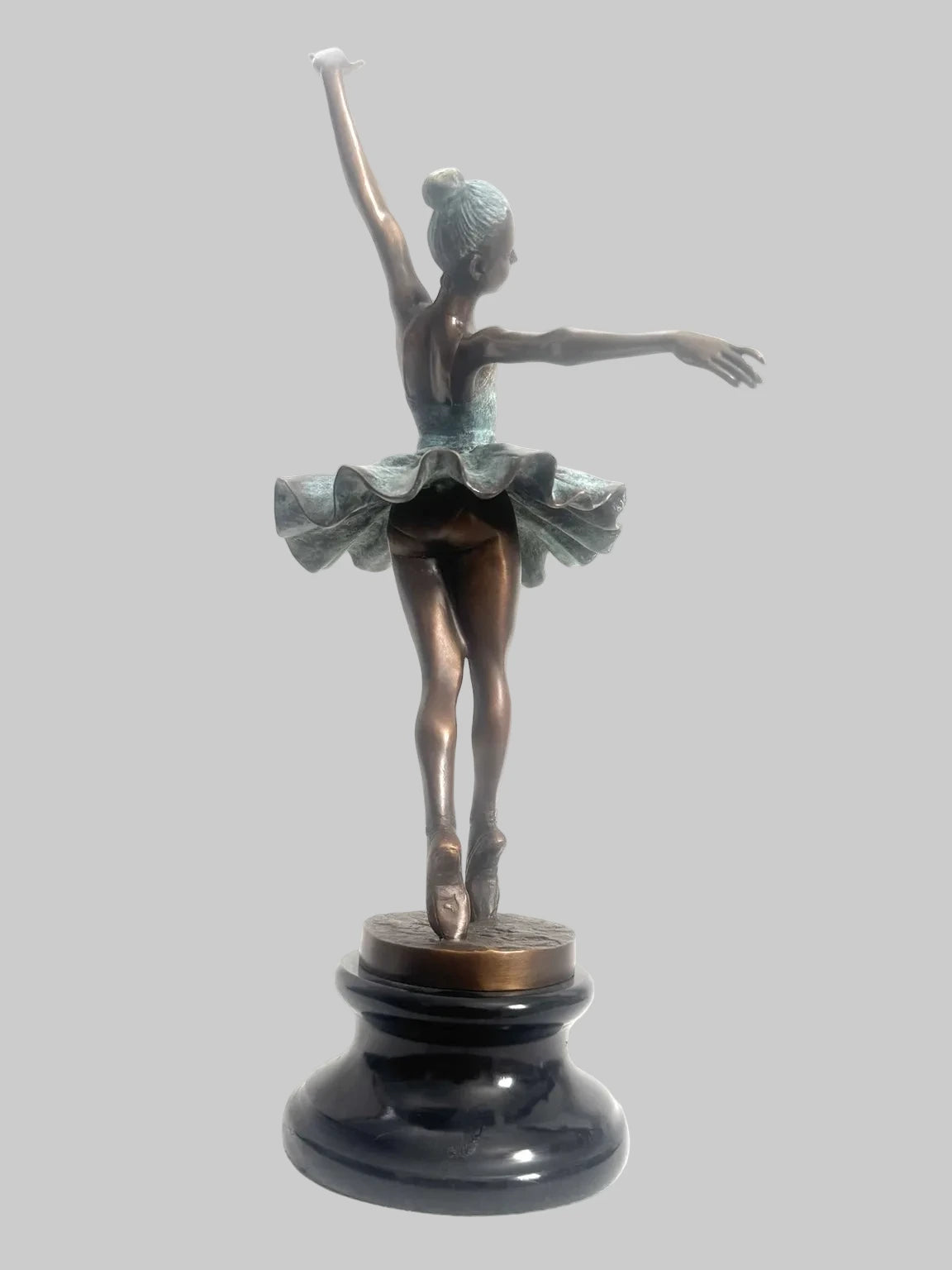 Jugendstil Bronze Tänzerin – Rückansicht mit erhobenem Arm und detailliert gearbeitetem Kleid