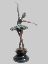 Bronzefigur Tänzerin mit Degas-Signatur – schräge Gesamtansicht auf schwarzem Marmorsockel