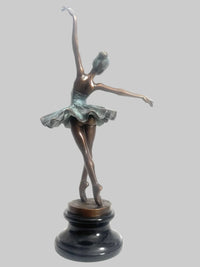 Bronzefigur Tänzerin mit Degas-Signatur – schräge Gesamtansicht auf schwarzem Marmorsockel