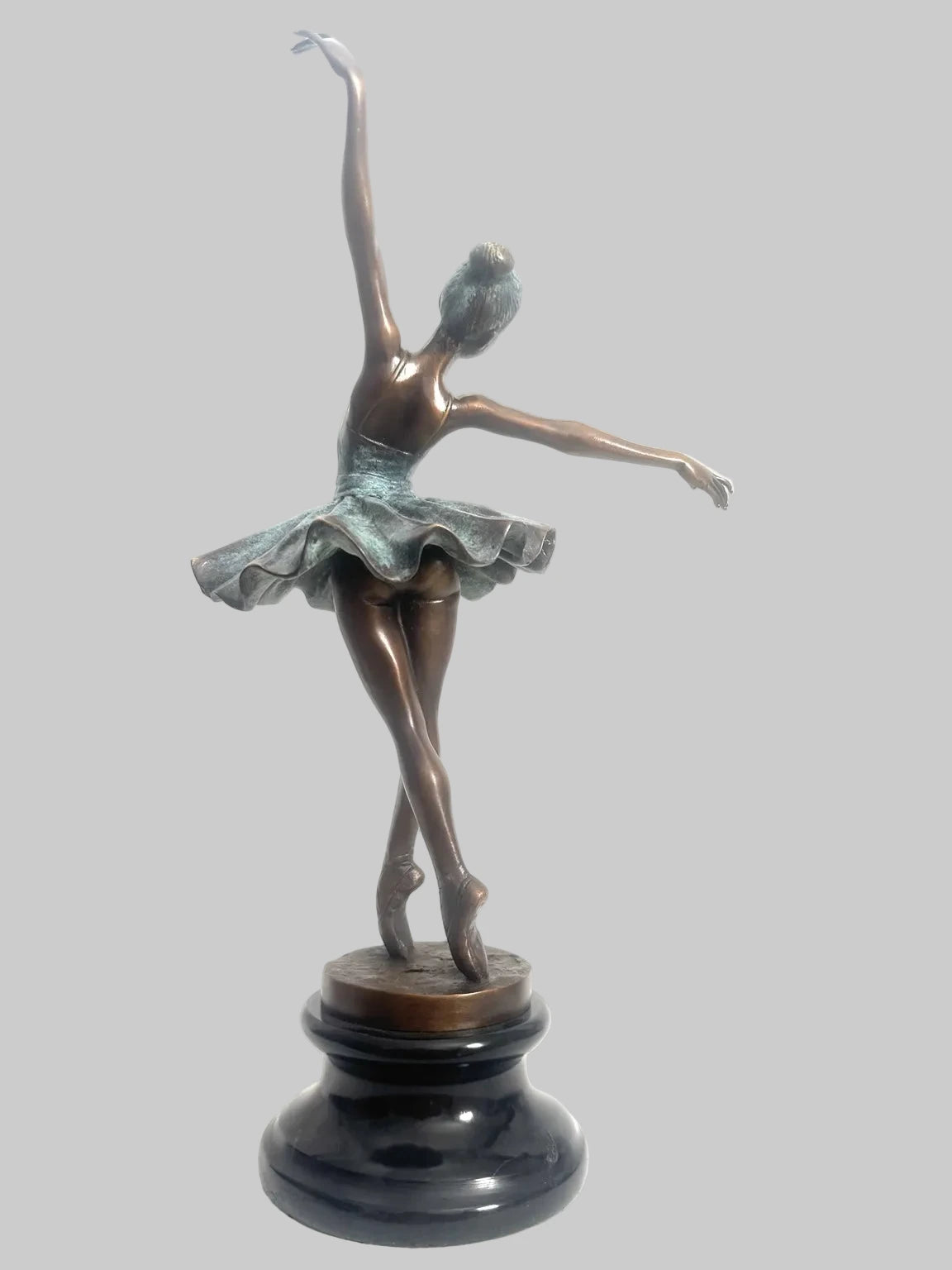 Bronzefigur Tänzerin mit Degas-Signatur – schräge Gesamtansicht auf schwarzem Marmorsockel