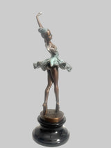 Bronzeskulptur Tänzerin im Jugendstil – schräge Rückansicht mit zweifarbiger Patina