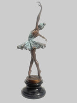 Bronze Tänzerin mit Degas-Signatur auf Marmorsockel – seitliche Gesamtansicht der Skulptur