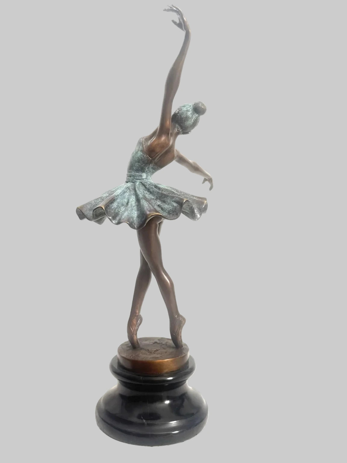 Bronze Tänzerin mit Degas-Signatur auf Marmorsockel – seitliche Gesamtansicht der Skulptur
