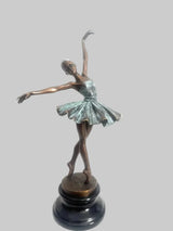Bronze Tänzerin im Jugendstil mit zweifarbiger Patina und Marmorsockel – Gesamtansicht von vorn