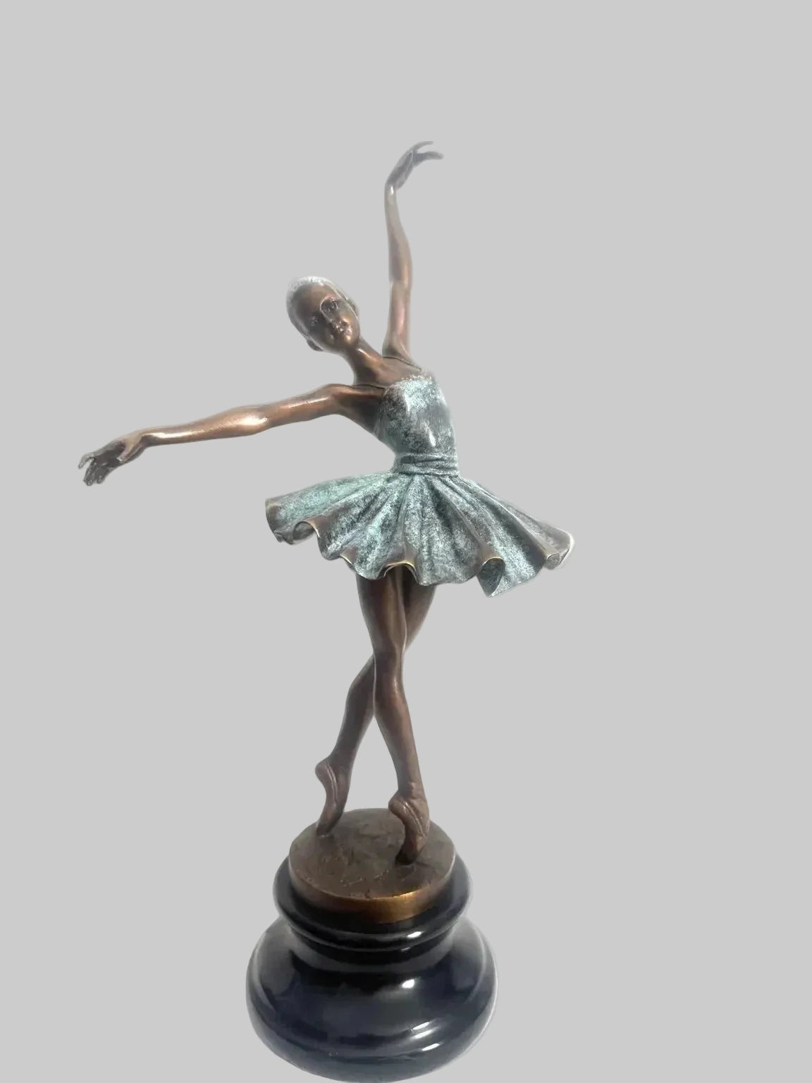 Bronze Tänzerin im Jugendstil mit zweifarbiger Patina und Marmorsockel – Gesamtansicht von vorn