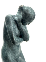 Rodin Eva Bronzefigur – Detailaufnahme von Oberkörper, Kopf und verschränkten Armen
