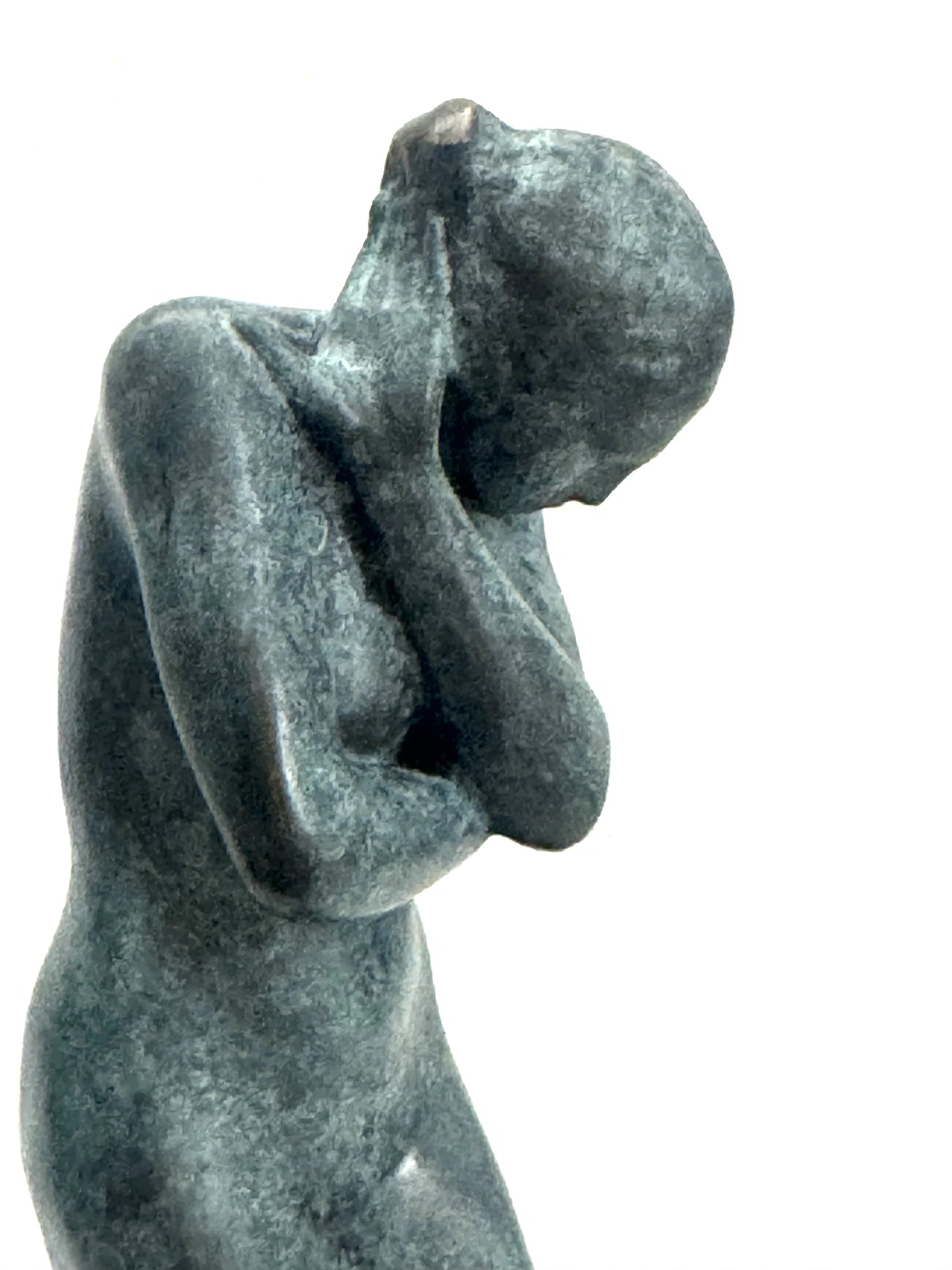 Rodin Eva Bronzefigur – Detailaufnahme von Oberkörper, Kopf und verschränkten Armen