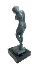 Rodin Bronzefigur Eva – rückseitige schräge Ansicht der Skulptur
