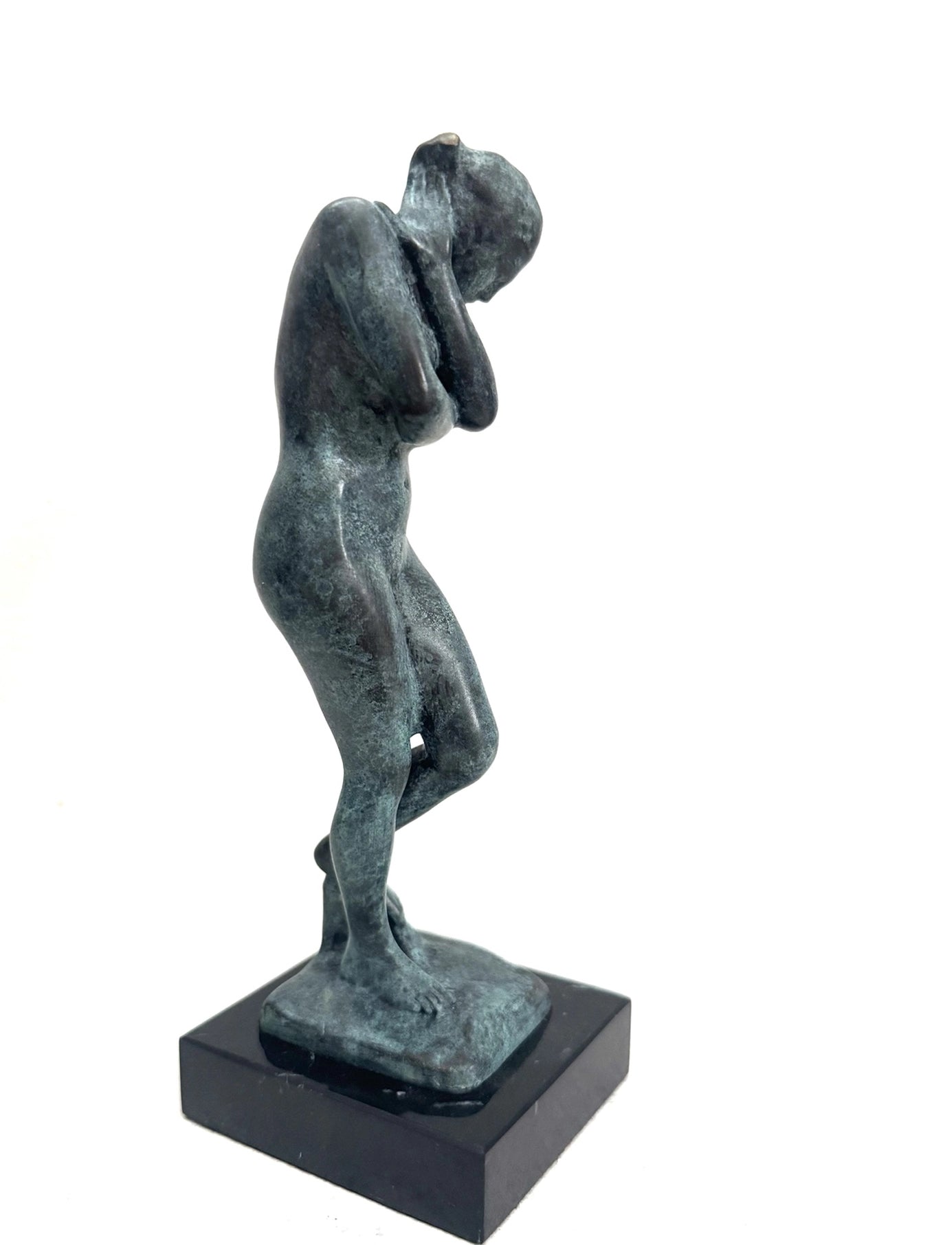 Eva Bronze Akt nach Auguste Rodin – schräge Gesamtansicht auf Marmorsocke