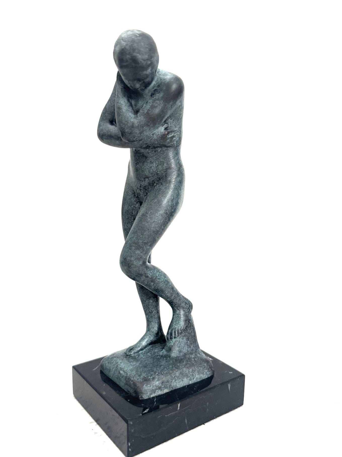 Eva nach dem Sündenfall – Bronzefigur nach Auguste Rodin auf Marmorsockel