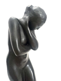 Rodin Eva Bronzefigur – Detailaufnahme von Oberkörper, Kopf und verschränkten Armen