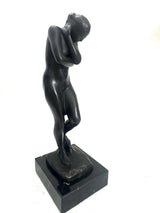 Eva Bronze Akt nach Auguste Rodin – schräge Gesamtansicht auf Marmorsockel