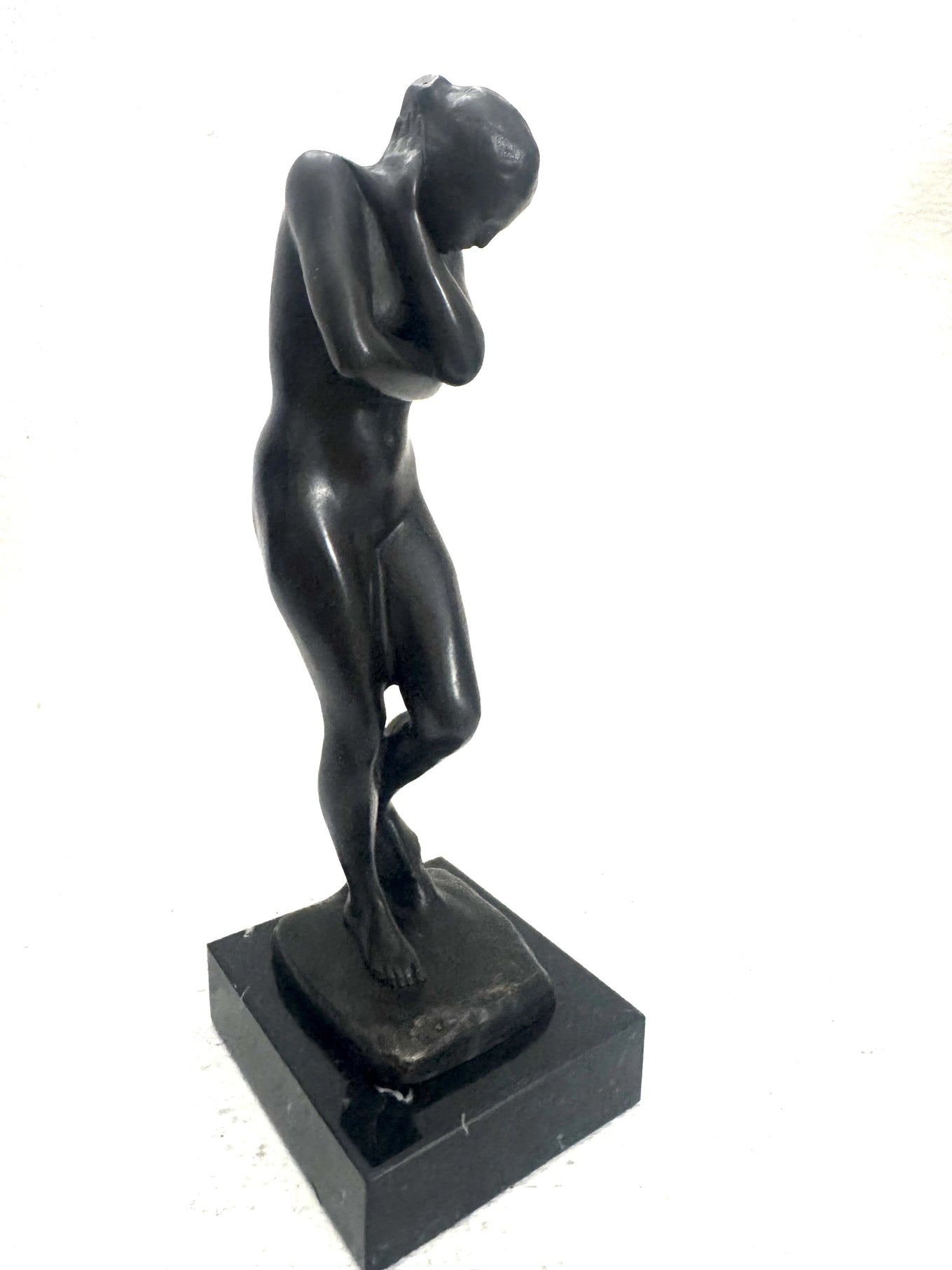 Eva Bronze Akt nach Auguste Rodin – schräge Gesamtansicht auf Marmorsockel