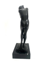 Eva Bronzeskulptur nach Rodin – Rückansicht auf Marmorsockel