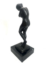 Bronzeskulptur Eva – seitliche Ansicht der weiblichen Aktfigur