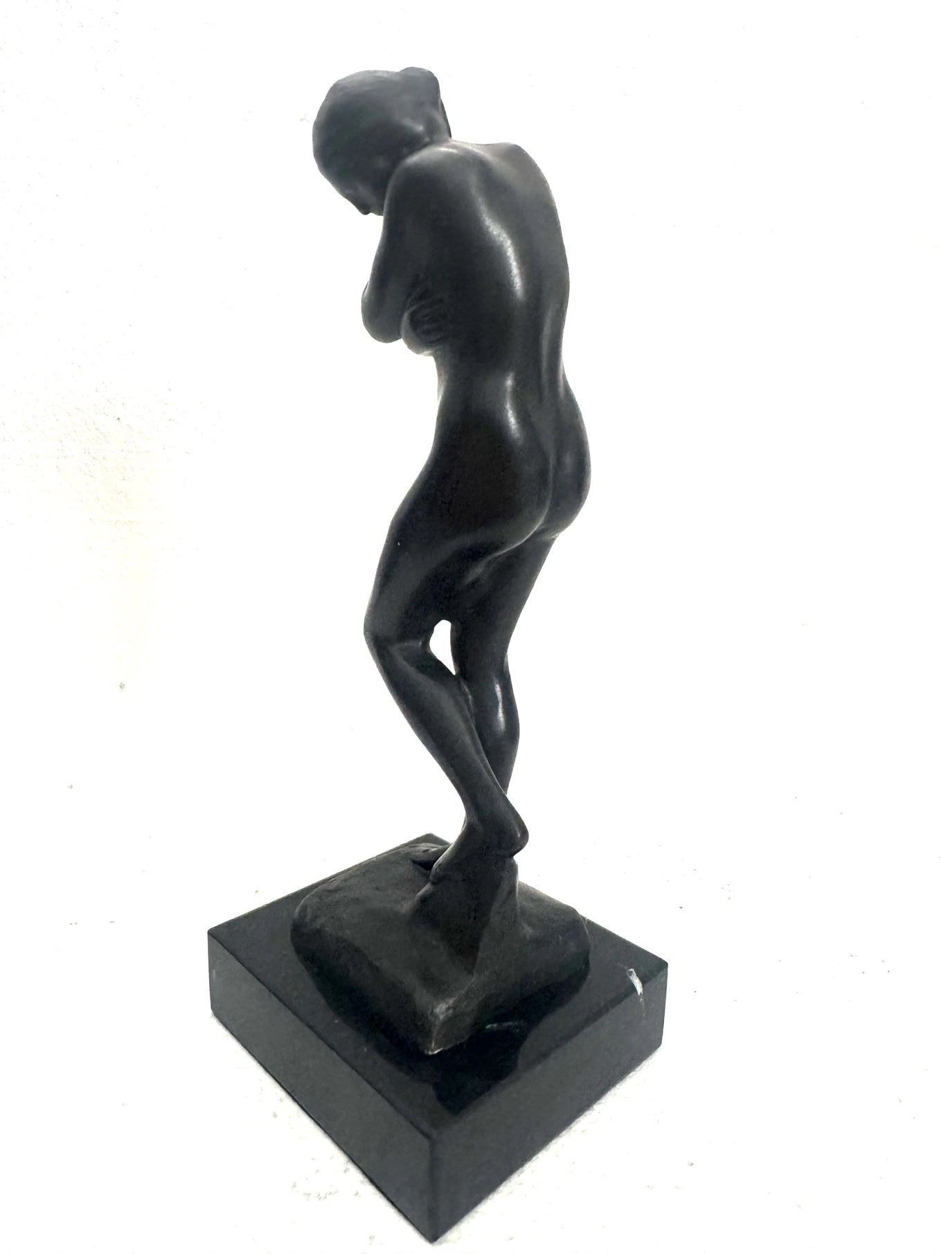 Bronzeskulptur Eva – seitliche Ansicht der weiblichen Aktfigur