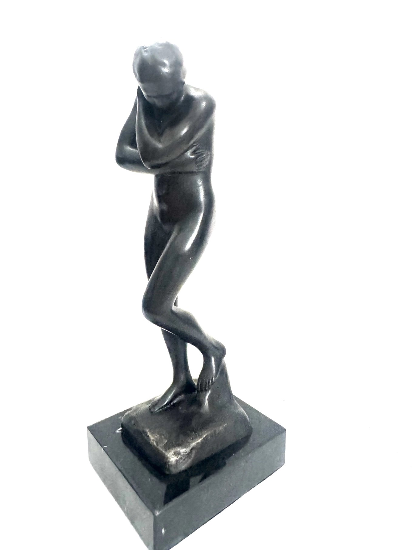 Eva nach dem Sündenfall – Bronzefigur nach Auguste Rodin auf Marmorsockel