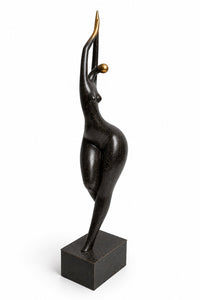 Bronze Akt Figur – weitere frontale Ansicht der schlanken Frauenfigur