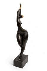 Bronzefigur Frau von Le Bao – frontale Gesamtansicht mit grün-blauer Patina