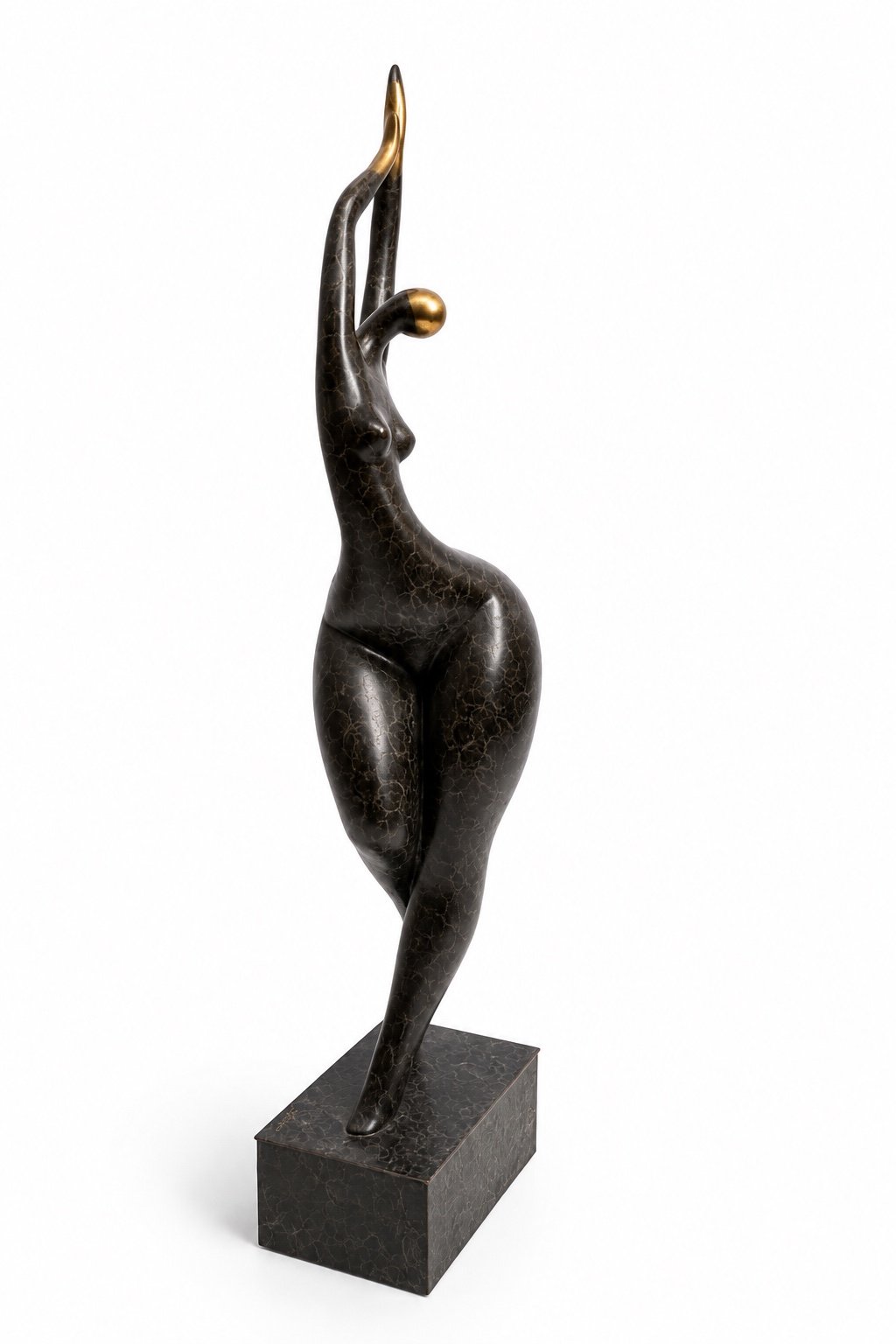 Bronzefigur Frau von Le Bao – frontale Gesamtansicht mit grün-blauer Patina
