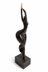 Bronzefigur Frau – seitliche Gesamtansicht der modernen Le Bao Skulptur