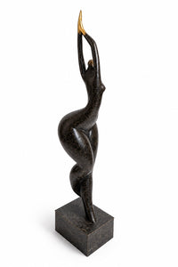 Bronzefigur Frau – seitliche Gesamtansicht der modernen Le Bao Skulptur