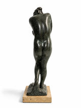 Eva nach dem Sündenfall von Auguste Rodin – Rückansicht der Bronze-Statue auf Marmorsockel