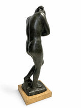 Eva nach dem Sündenfall von Auguste Rodin – schräge Rückansicht der Bronze-Statue auf Marmorsockel