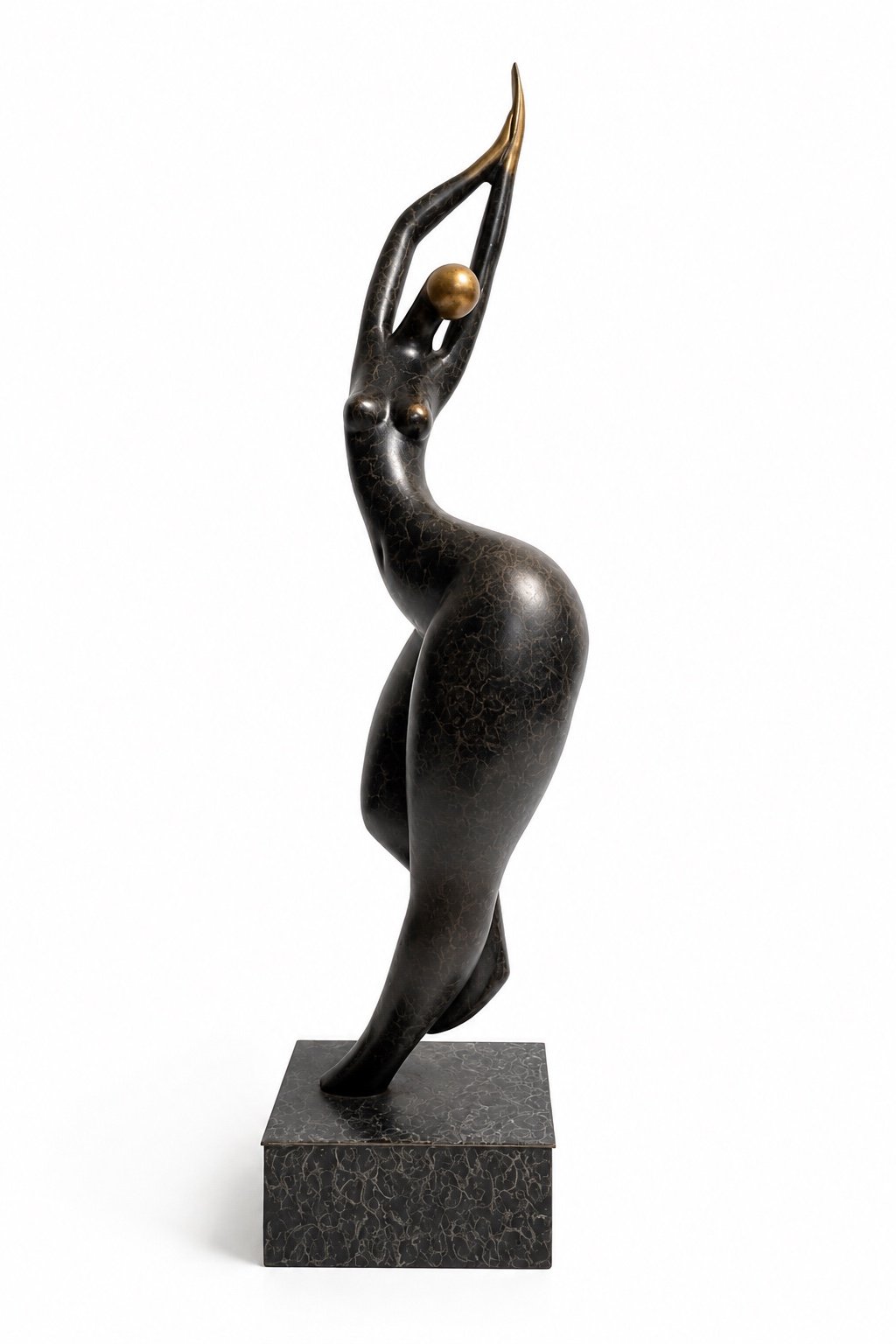 Bronzefigur Frau von Le Bao – frontale Gesamtansicht mit grün-blauer Patina