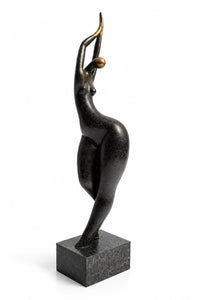 Bronzefigur Frau – moderne Bronze Akt Skulptur von Le Bao auf Bronzesockel