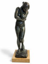 Eva nach dem Sündenfall von Auguste Rodin – Bronze-Statue auf Marmorsockel, Frontalansicht