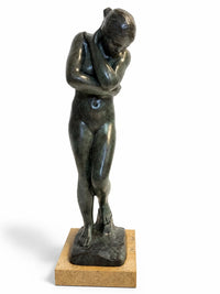 Eva nach dem Sündenfall von Auguste Rodin – Bronze-Statue auf Marmorsockel, Frontalansicht