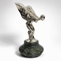 Verchromte Bronzeskulptur Spirit of Ecstasy – schräge Seitenansicht auf Marmorsockel