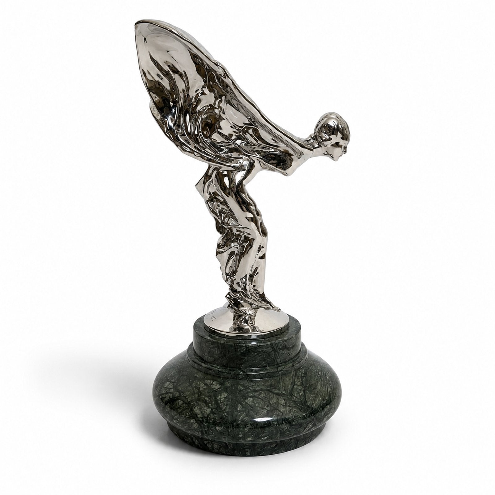 Spirit of Ecstasy Figur aus Bronze – gegenüberliegende schräge Gesamtansicht
