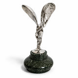 Spirit of Ecstasy Bronzeskulptur – rückseitige Gesamtansicht auf Marmorsockel