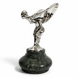 Spirit of Ecstasy Bronzefigur – verchromte Kühlerfigur auf grünem Marmorsockel