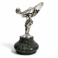 Spirit of Ecstasy Bronzefigur – verchromte Kühlerfigur auf grünem Marmorsockel