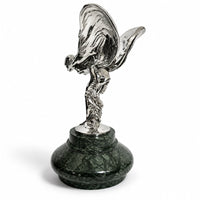 Verchromte Bronze Figur – schräge Rückansicht mit detaillierter Gewandform