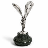 Spirit of Ecstasy Bronzeskulptur – rückseitige Gesamtansicht auf Marmorsockel
